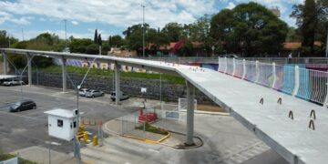 La ciclovía elevada ya cruza la avenida Poeta Lugones
