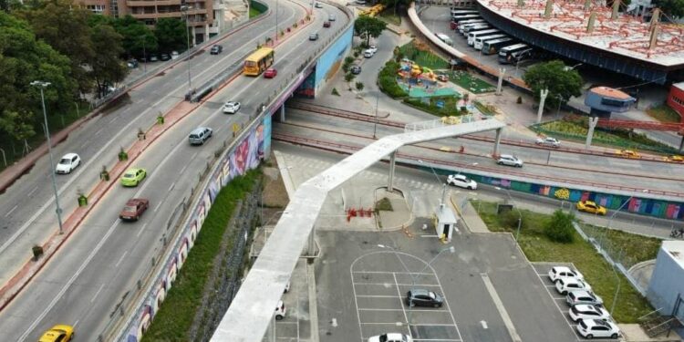 La ciclovía elevada ya cruza la avenida Poeta Lugones