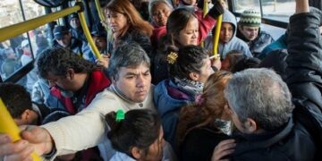 Descubrió que su novio le era infiel y se lo dijo en el colectivo