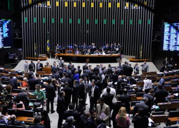 El Congreso aprobó la intervención de Brasilia y la fiscalía pidió bloquear los bienes de Bolsonaro