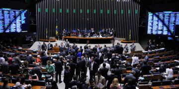 El Congreso aprobó la intervención de Brasilia y la fiscalía pidió bloquear los bienes de Bolsonaro