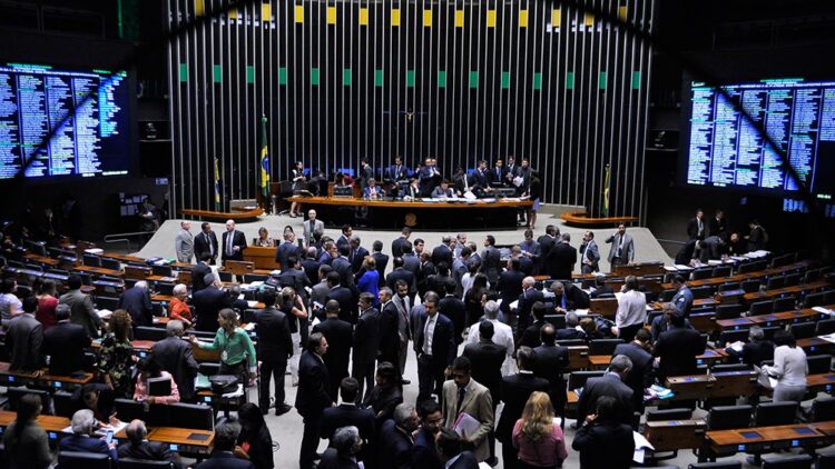El Congreso aprobó la intervención de Brasilia y la fiscalía pidió bloquear los bienes de Bolsonaro