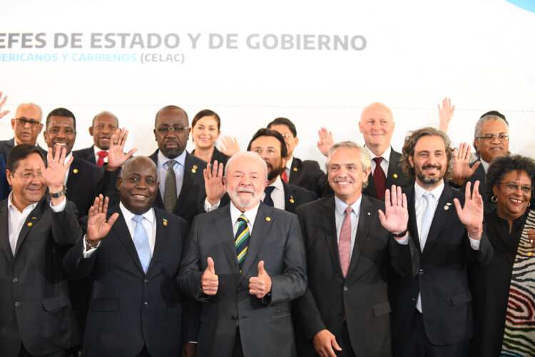 Los mandatarios y representantes de los 33 países miembro se fotografiaron con Lula y Fernández al centro.