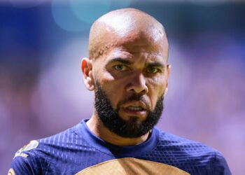 Mientras lo trasladan a otra cárcel por «seguridad», Dani Alves pidió ampliar su declaración