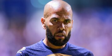 Mientras lo trasladan a otra cárcel por «seguridad», Dani Alves pidió ampliar su declaración