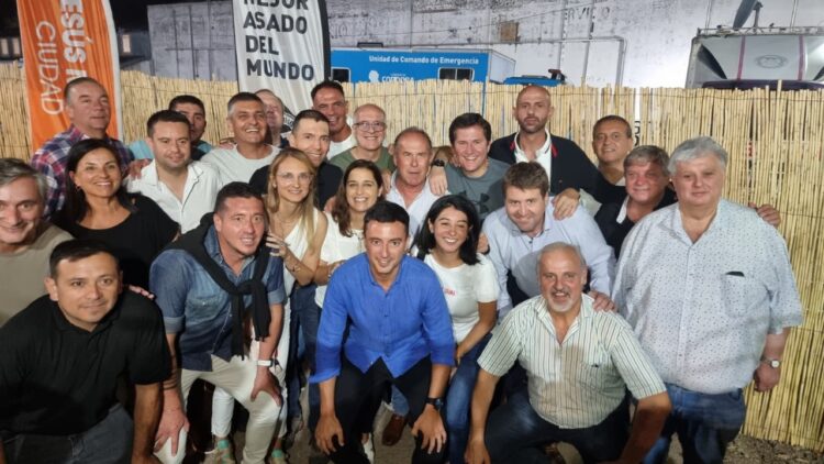 En el festival de Jesús María, el diputado se mostró con intendentes radicales.
