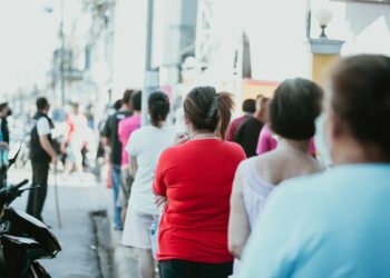 En 2022 el empleo registrado creció un 5% pero la mitad fue «precarizado»