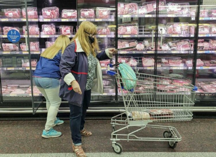 Advierten que el nivel de consumo cayó 3,5% en 2022