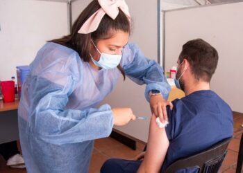 Desarrollan una vacuna que protege al cerebro de daños generados por el coronavirus