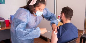 Desarrollan una vacuna que protege al cerebro de daños generados por el coronavirus