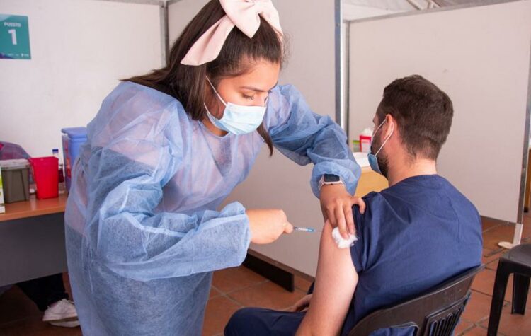 Desarrollan una vacuna que protege al cerebro de daños generados por el coronavirus