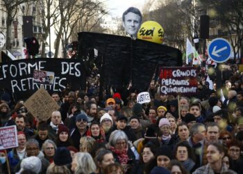 Masiva protesta contra la reforma de Macron