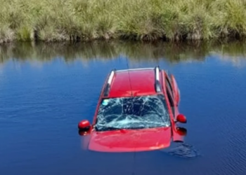 Se desviaron de la ruta y terminaron en una laguna de las Altas Cumbres