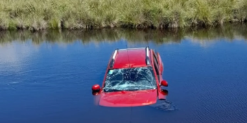 Se desviaron de la ruta y terminaron en una laguna de las Altas Cumbres
