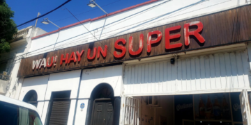 Entraron a robar en un supermercado y se olvidaron a su bebé adentro