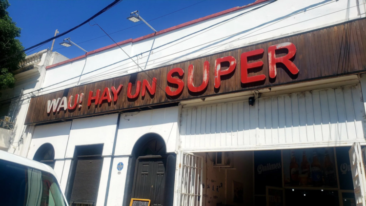 Entraron a robar en un supermercado y se olvidaron a su bebé adentro