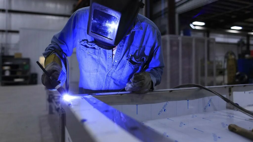 Leve repunte de la industria y caída de la construcción