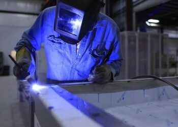 Leve repunte de la industria y caída de la construcción