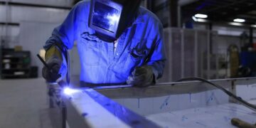 Leve repunte de la industria y caída de la construcción