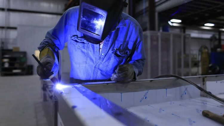 Leve repunte de la industria y caída de la construcción