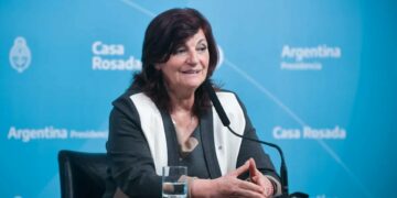 El Gobierno apunta a paritarias bajo un techo del 60% y descarta la reforma laboral