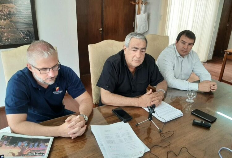 El intendente la cumbre Rubén Ovelar (centro).