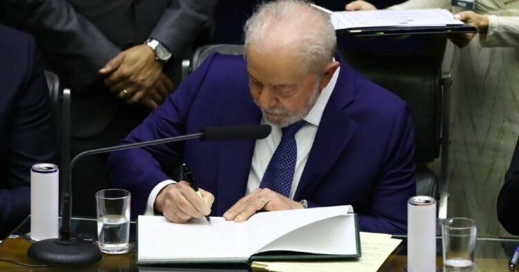 Lula firmó 52 decretos con el fin de frenar privatizaciones