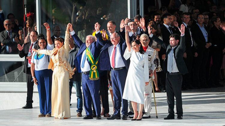 Lula recibió la banda presidencial de parte de representantes del pueblo.