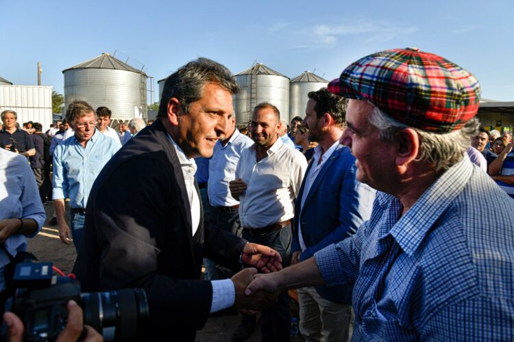 El ministro Sergio Massa con tamberos en su visita por Villa María.