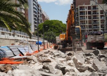 Por obras en el Mercado Sud, se levantó el pavimento del bulevar Illia