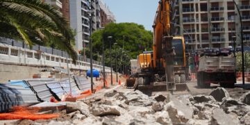 Por obras en el Mercado Sud, se levantó el pavimento del bulevar Illia