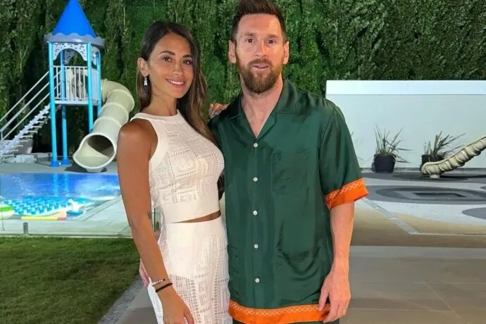 Agotaron la camisa que usó Messi para Año Nuevo: cuánto vale y de qué marca es