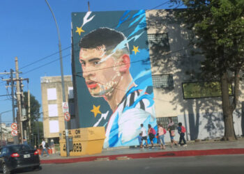 Así va quedando el increíble mural del Cuti Romero emplazado sobre la plaza Las Américas