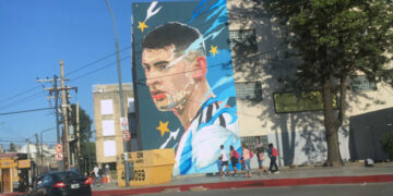 Así va quedando el increíble mural del Cuti Romero emplazado sobre la plaza Las Américas