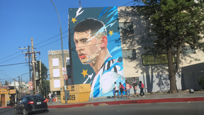 Así va quedando el increíble mural del Cuti Romero emplazado sobre la plaza Las Américas