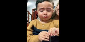 Tiene cuatro años y ya se cansó de hacer la tarea para el colegio