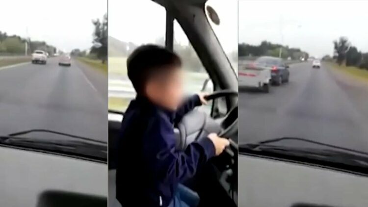 Obligó a su hijo de 7 años a conducir un camión por una autopista