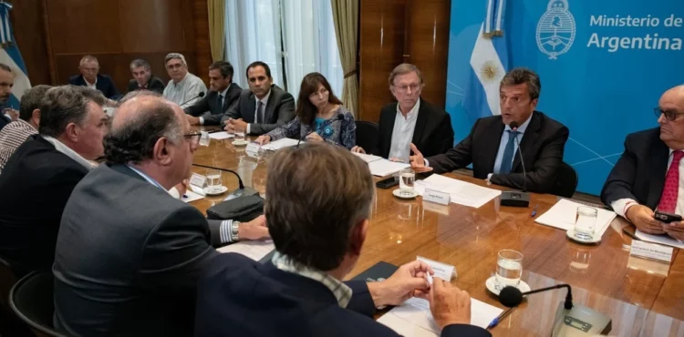 El ministro Massa reunido con los representantes de la Mesa de Enlace.