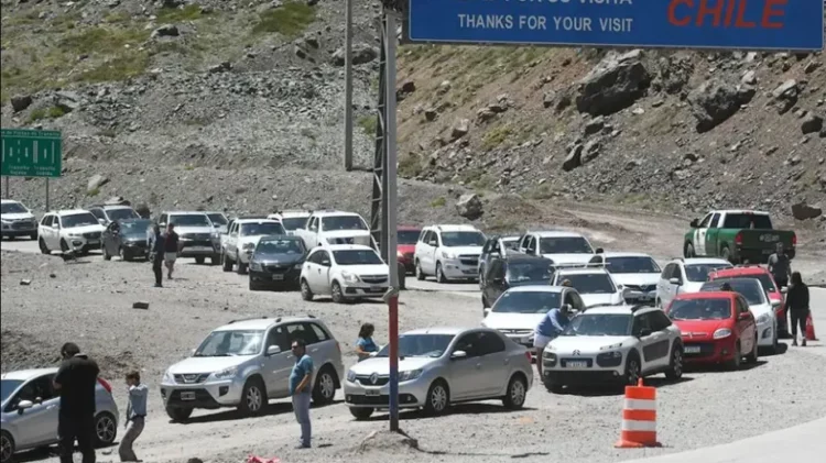 Largas filas y demoras en el cruce a Chile por el paso Los Libertadores