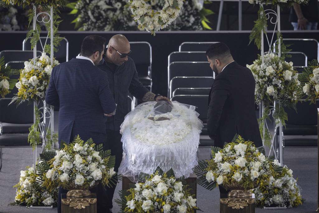 Una multitud despide al rey Pelé en el velorio en el estadio del Santos