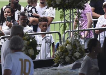 Una multitud despide al rey Pelé en el velorio en el estadio del Santos