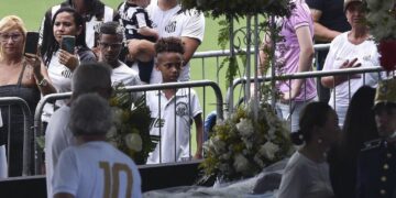Una multitud despide al rey Pelé en el velorio en el estadio del Santos