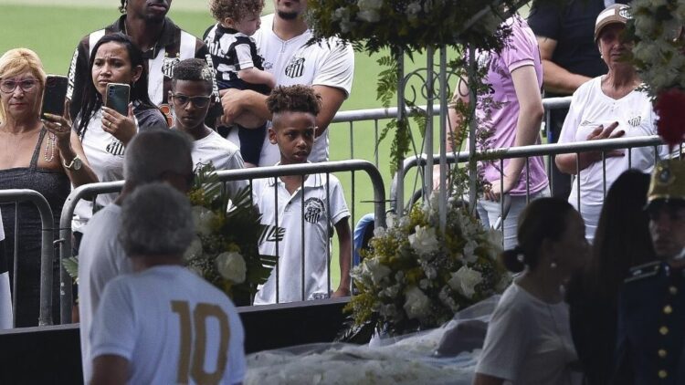Una multitud despide al rey Pelé en el velorio en el estadio del Santos