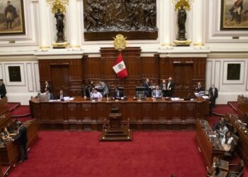 Perú vuelve a aplazar el debate