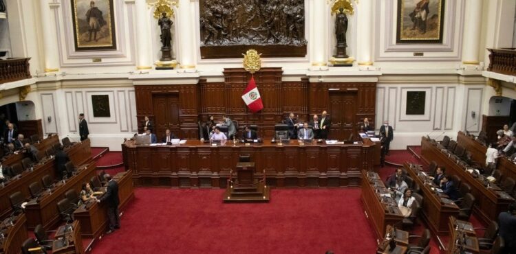 Perú vuelve a aplazar el debate