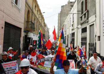 Miles de peruanos exigen el cierre del Congreso y nuevas elecciones