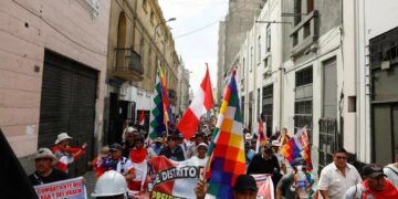 Miles de peruanos exigen el cierre del Congreso y nuevas elecciones