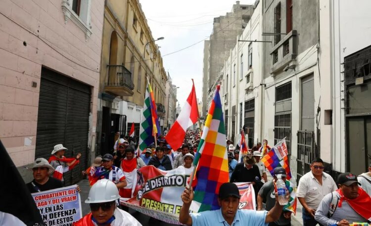 Miles de banderas peruanas y Wiphalas flamearon en las calles de Lima.