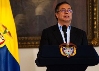 Petro anunció un alto al fuego