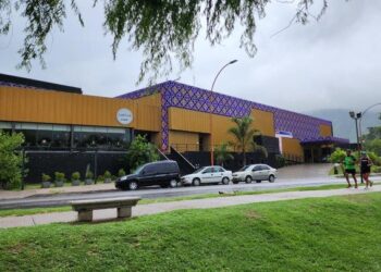 Los encierran con un candado para eludir el control laboral